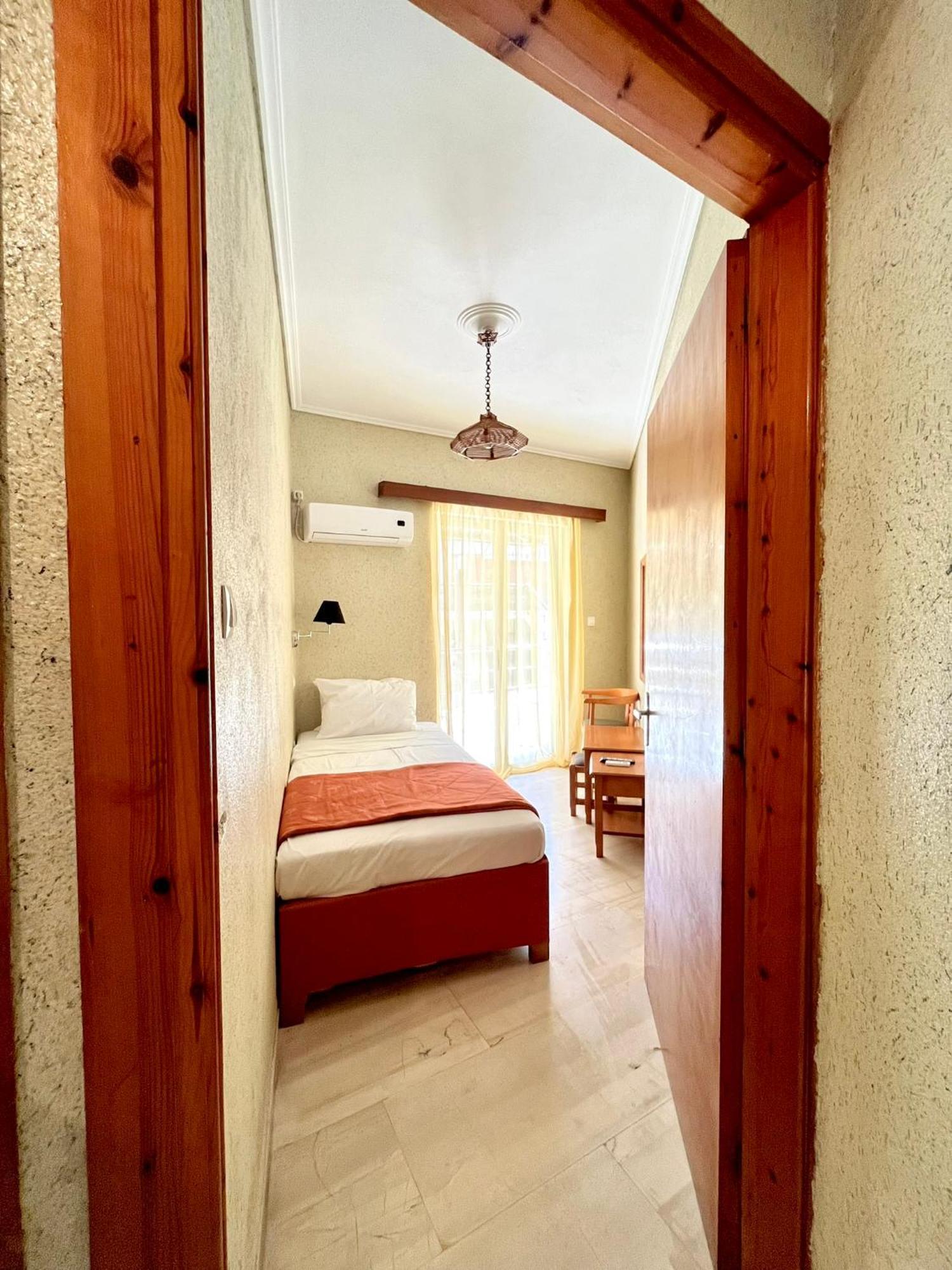 Oelia Rooms & Apartments Agia Marina  Exterior photo