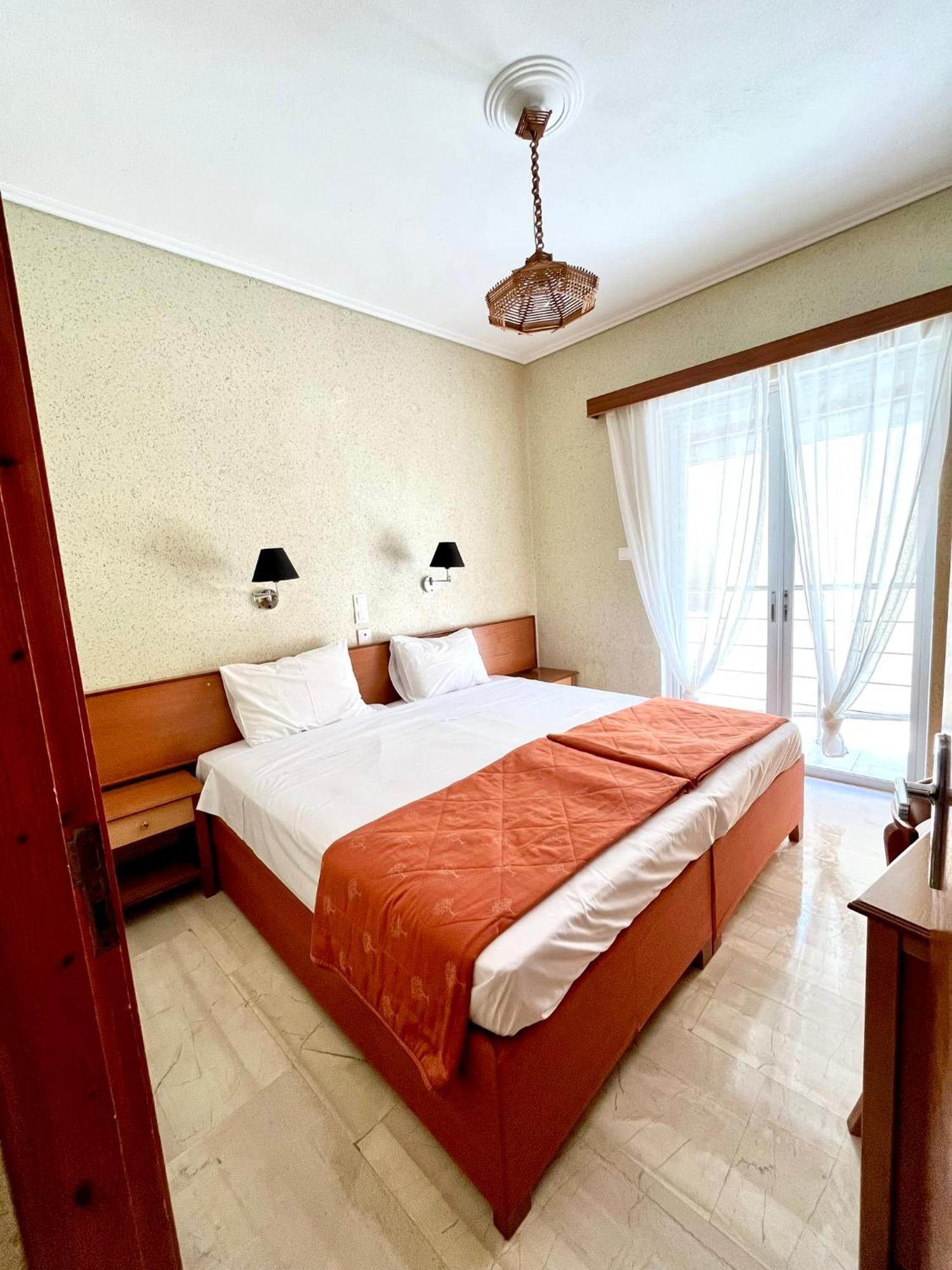Oelia Rooms & Apartments Agia Marina  Exterior photo