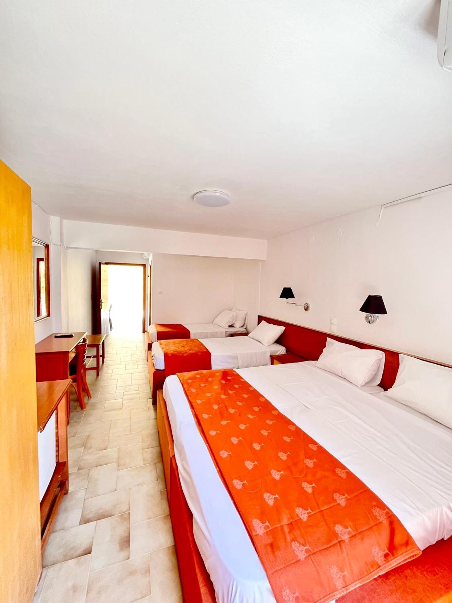 Oelia Rooms & Apartments Agia Marina  Exterior photo
