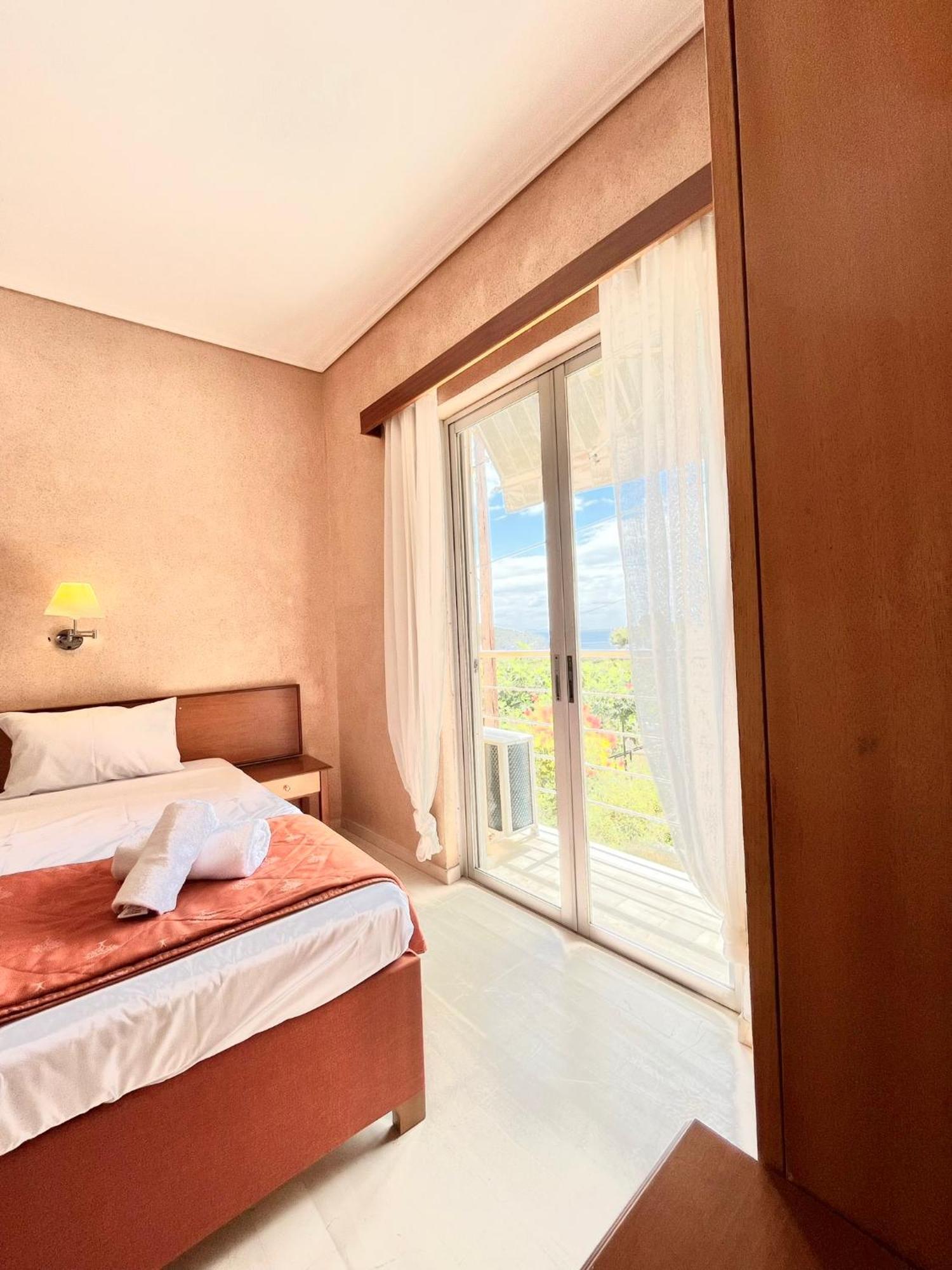 Oelia Rooms & Apartments Agia Marina  Exterior photo
