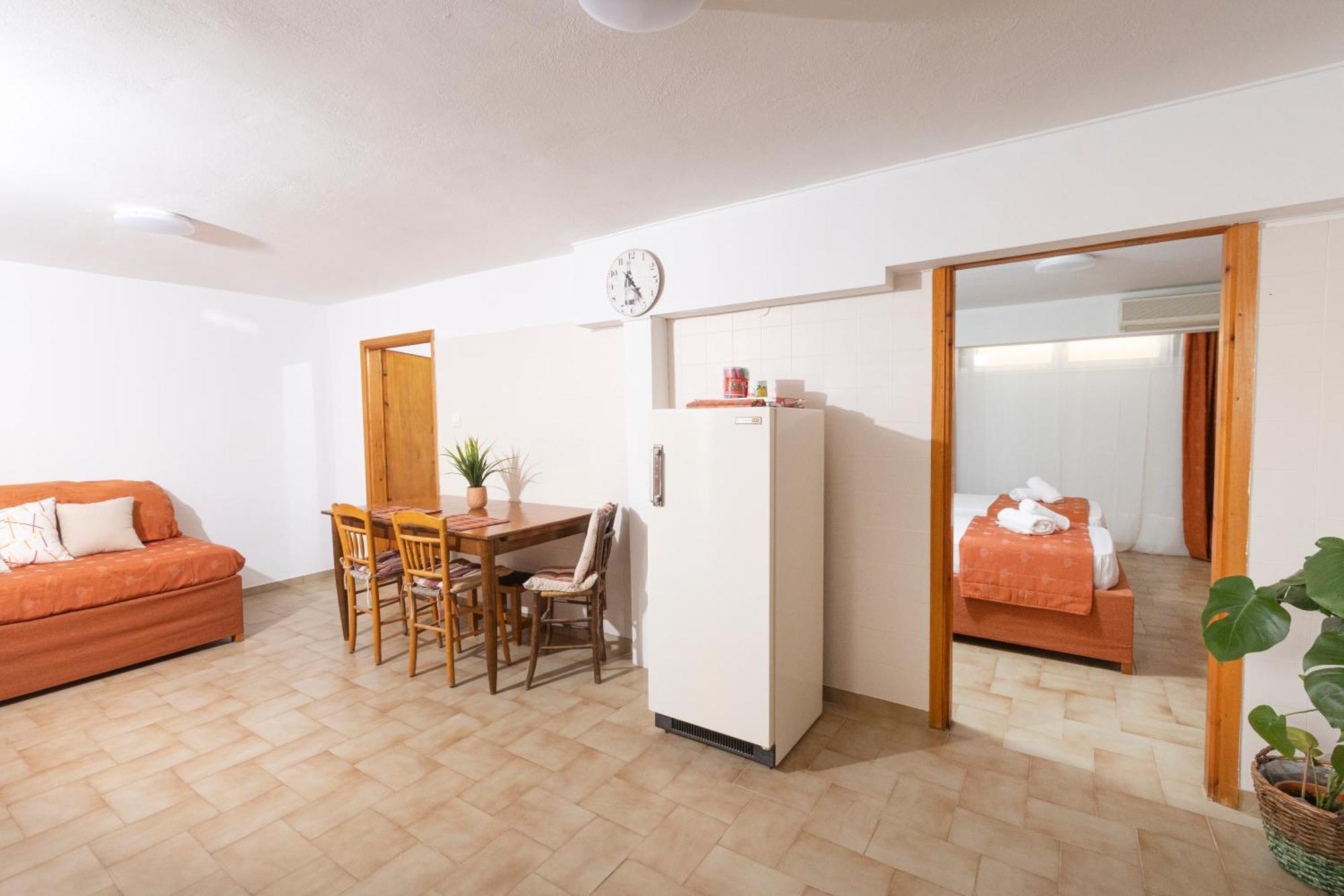Oelia Rooms & Apartments Agia Marina  Exterior photo