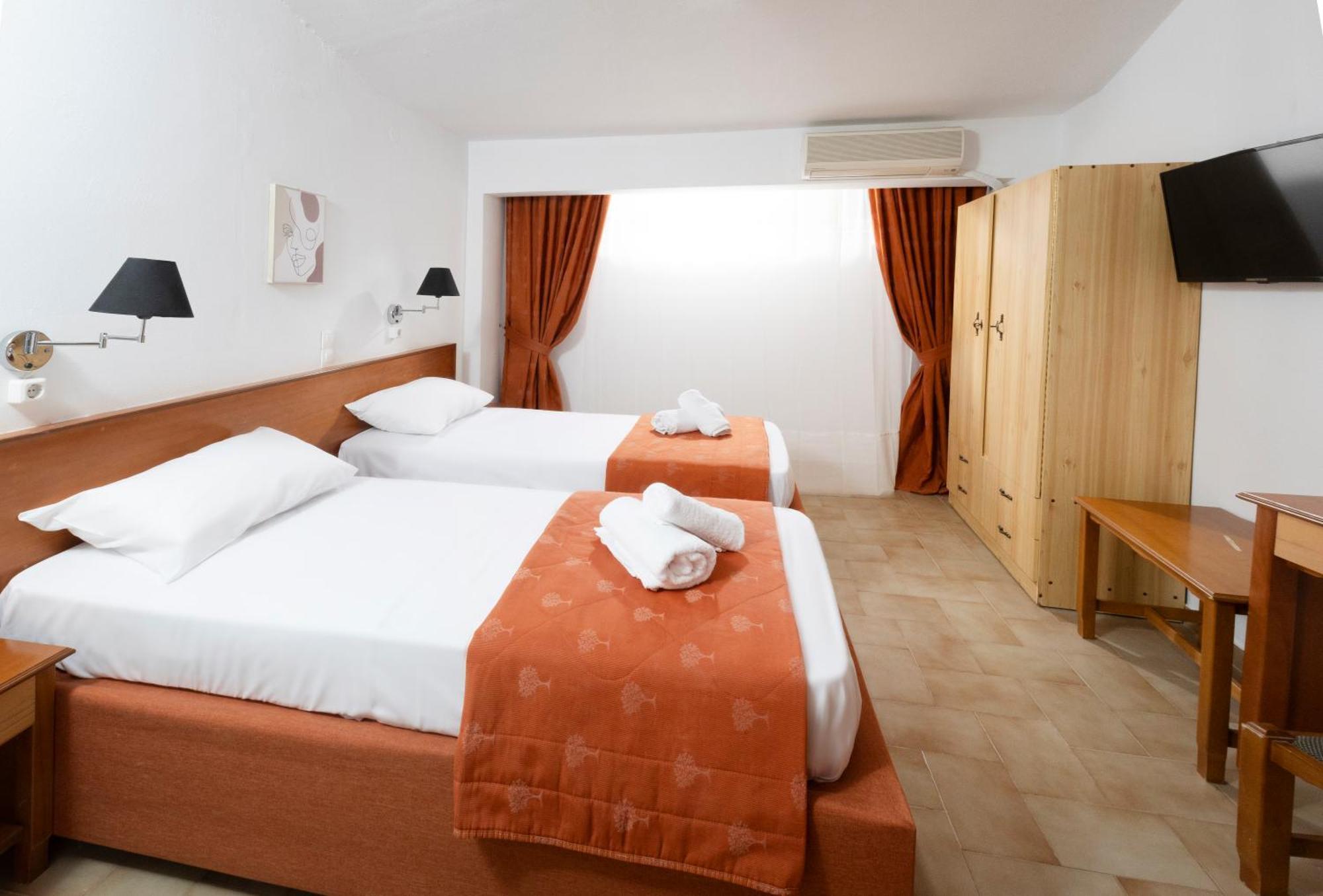Oelia Rooms & Apartments Agia Marina  Exterior photo