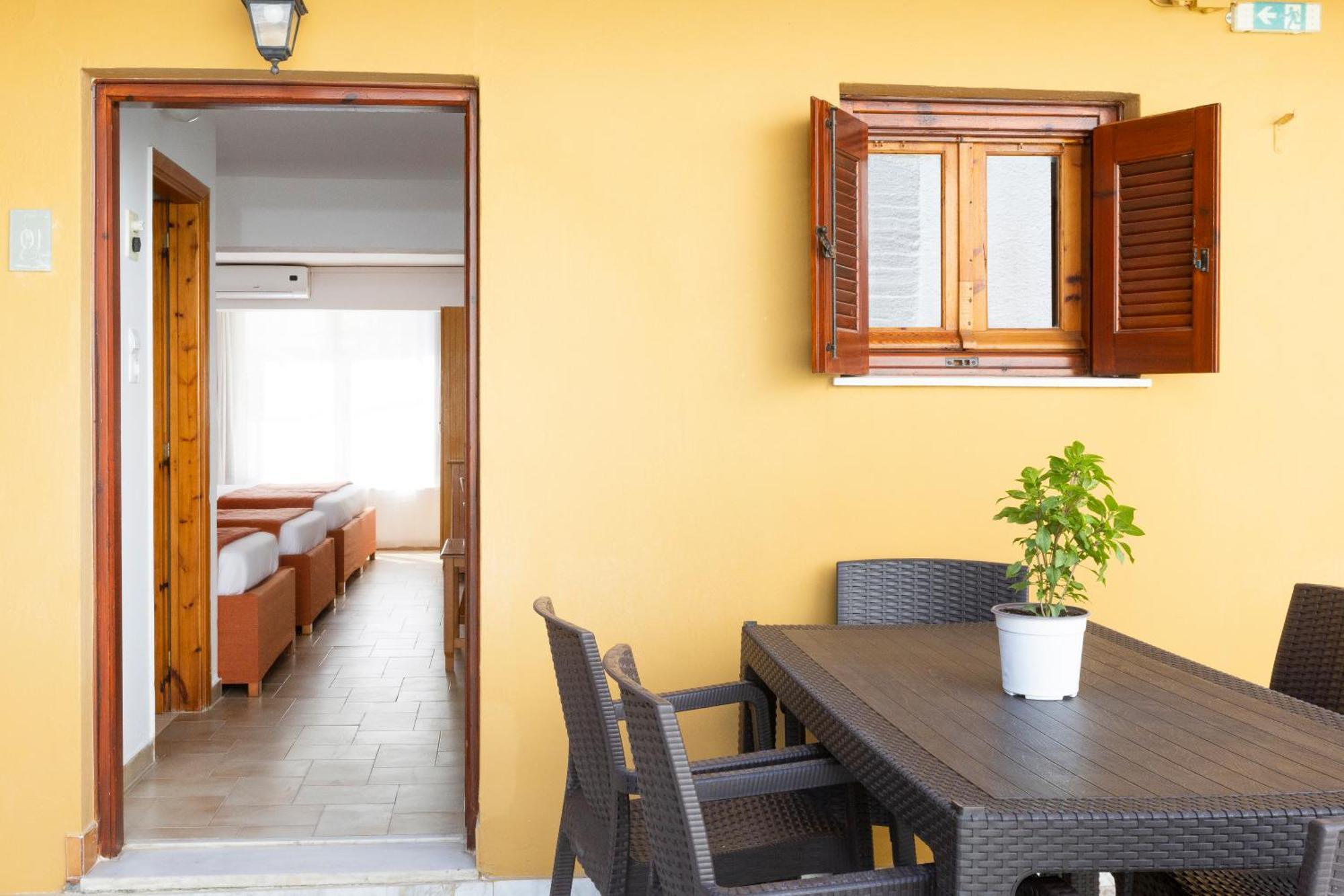 Oelia Rooms & Apartments Agia Marina  Exterior photo